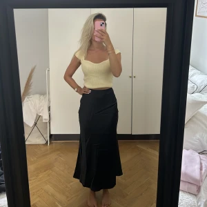 Satinkjol i svart - Svart långkjol i satin från NA-KD. Den är oanvänd med prislapp kvar. Storlek 34 🌸🌸💕