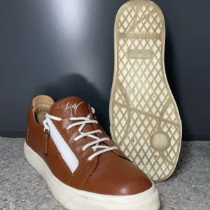 Giuseppe Zanotti - Tja Säljer nu mina Giuseppe Zanotti skor i Storlek 40 men kan även passa lite större inget og följer med vid köp endast skorna. Cond 8/10 Nypris runt 2000. Kan gå ned i pris vid snabb affär Mvh Elias🤩