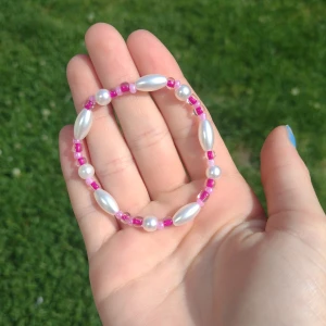 Rosa armband med pärlor 💕 - Jag säljer detta jättefina hemmagjorda rosa armbandet med vita pärlor på 💕Gjort för några dagar sedan 😊