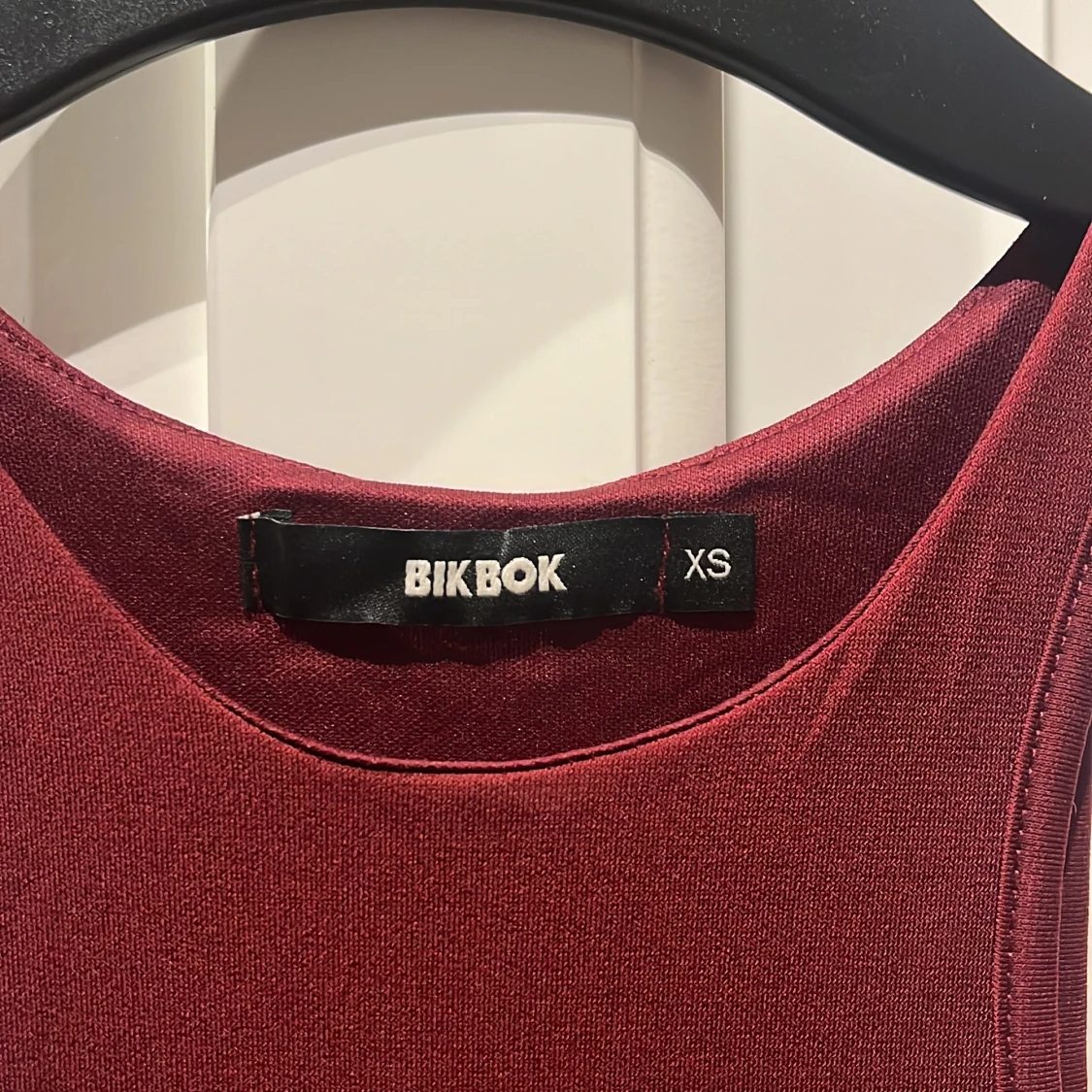 Vinröd kort klänning  - 91