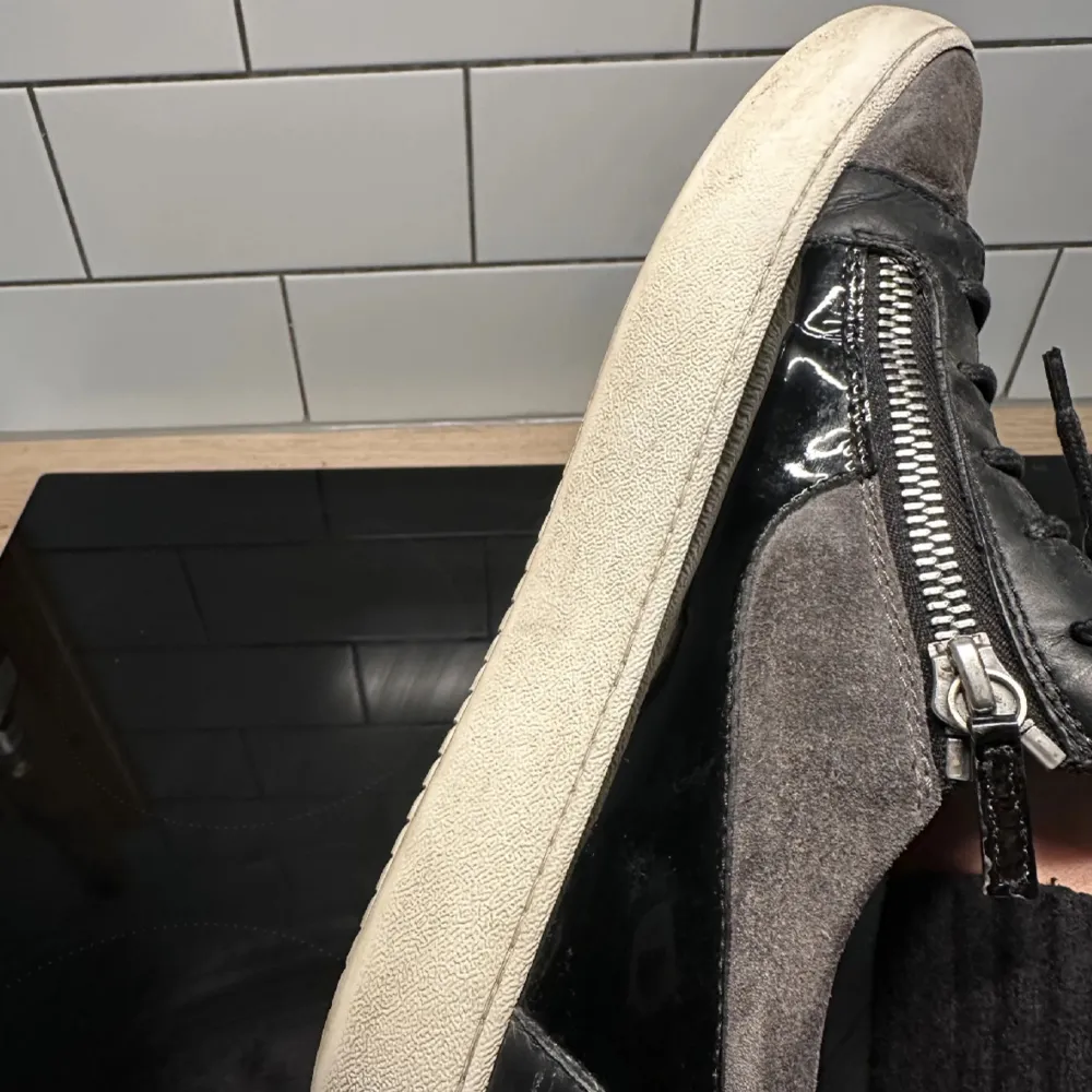 Riktigt snygga Giuseppi Zanotti sneakers storlek 45. Använt men bra skick och orderbekräftelse finns! Nypris 5000 på från Farfetch men säljes nu för 2200. Tveka inte vid minsta fråga eller fundering😀. Skor.