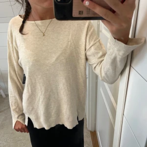 Stickad tröja zara -  tröja från zara. Den är i barnstorlek 152 men passar mig bra som vanligtvis har S.