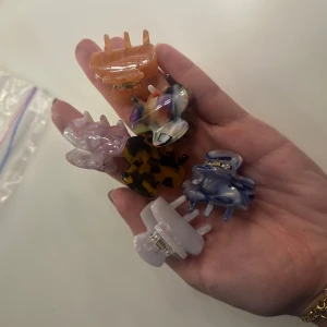 Sex stycken små hårklämmor - Säljer dessa söta små hårklämmor, helt nya och oanvända. Är tyvärr för små för mitt hår. ❤️