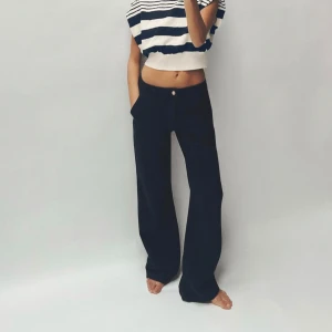 Mörkblåa chinos - Säljer mina helt nya chinos från zara. Aldrig använda. Extremt snygga men de var tyvärr för stora. Lågmidjade, bootcut. Köptes för 400kr🫶🏻