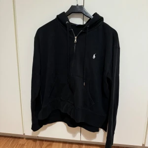Säljer Ralph lauren zip tröja  - Säljer då Ralph lauren tröja Allt är som det ska förutom att en metallbit saknas (se sista bild)  Storlek M kan passa S också 