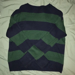 Stickad tröja randig - Stickad tröja. Grön och mörkblå med tjocka ränder. Vet inte vilket märke. Köpt från sellpy. Ganska nopprig men kommer avnoppras innan den skickas. vet inte storlek men tror ungefär xs. pris kan alltid diskuterasss❤️