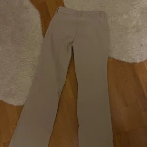Jeans - Säljer dessa jättesnygga jeansen som har utgått från hm’s sortiment!!💞dom är använda men i fint skick! Bättre bilder i dagsljus kan ta om det önskas!