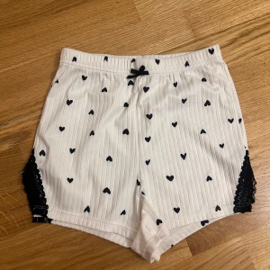 Pyjamas shorts - Söta små pyjamas shorts. Den vit/svarta är använd max 2 gånger eftersom dem är små. Dem svarta är helt nya och tvättade. Skönt material.