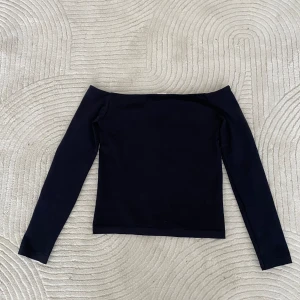 Zara tröja - Säljer min svarta off shoulder tröja. Den är i storlek xs-s och är gjord av jätte skön material som sitter jätte snyggt på. Köparen står för frakten 