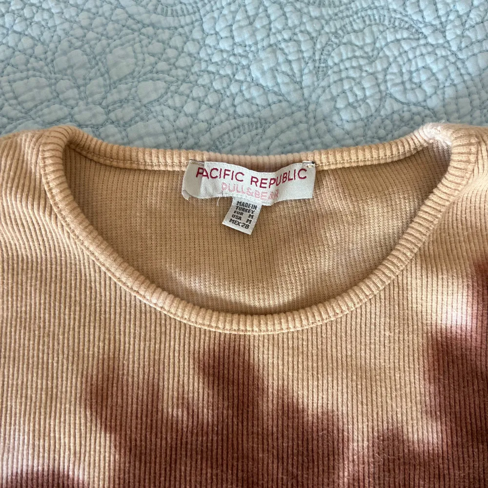 Topp/ T-shirt från Pull & Bear köpt för ca 3/4 år sedan. Fint skick, små trådar sticker ut men något man helt klart kan klippa bort. Pris kan diskuteras.💌. Yläosat.