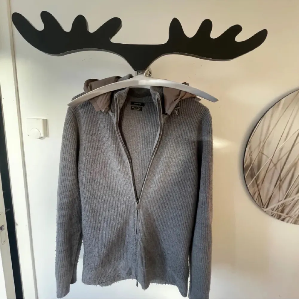 Säljer denna sällsynta Massimo Dutti zip i storlek M Slutsäld överallt och i bra skick utan defekter Hör av er vid funderingar eller fler bilder!. Hoodies.