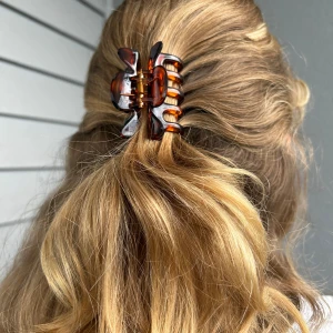 Liten brun klämma  - Matchar bra med håret 