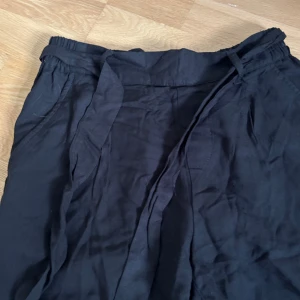 Chinobyxor 🤍🤍 - Mjuka chinobyxor ifrån Lindex. Använt ett fåtal gånger 🤍Storlek 158/164, men passar XS!!
