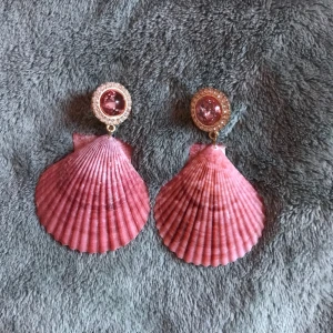 snäckörhängen  - Rosa snäckörhängen.  Ganska tunga. pris kan alltid diskuteras💛