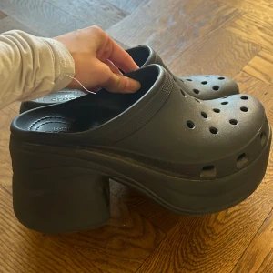 Svarta Crocs med platå!!  - Svarta Crocs med platå i storlek 36-38.  Nypris: 1100kr  Säljer för: 800kr (pris kan diskuteras)  Tar endast emot Swish. 