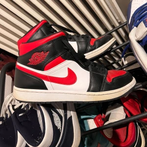 Jordan 1 Black/Fire red-white - Bra skick