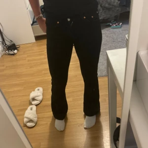 Lowwaist jeans - Svarta bootcut/flare jeans från gina. 