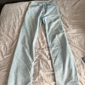 Jeans  - Ljusblåa jeans  Har använt de typ 5 gånger  Hög midja