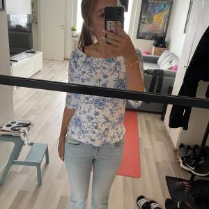 Off-shoulder blus med mönster Storlek: S 