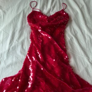 Paljettklänning  - Jättefin kort röd/rosa paljettklänning , nyköpt från Zara. Säljer eftersom den var för liten för mig. 