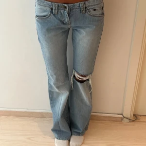 Utsvängda jeans - Jättesnygga Low waist jeans med hål, jag är 175💗💗