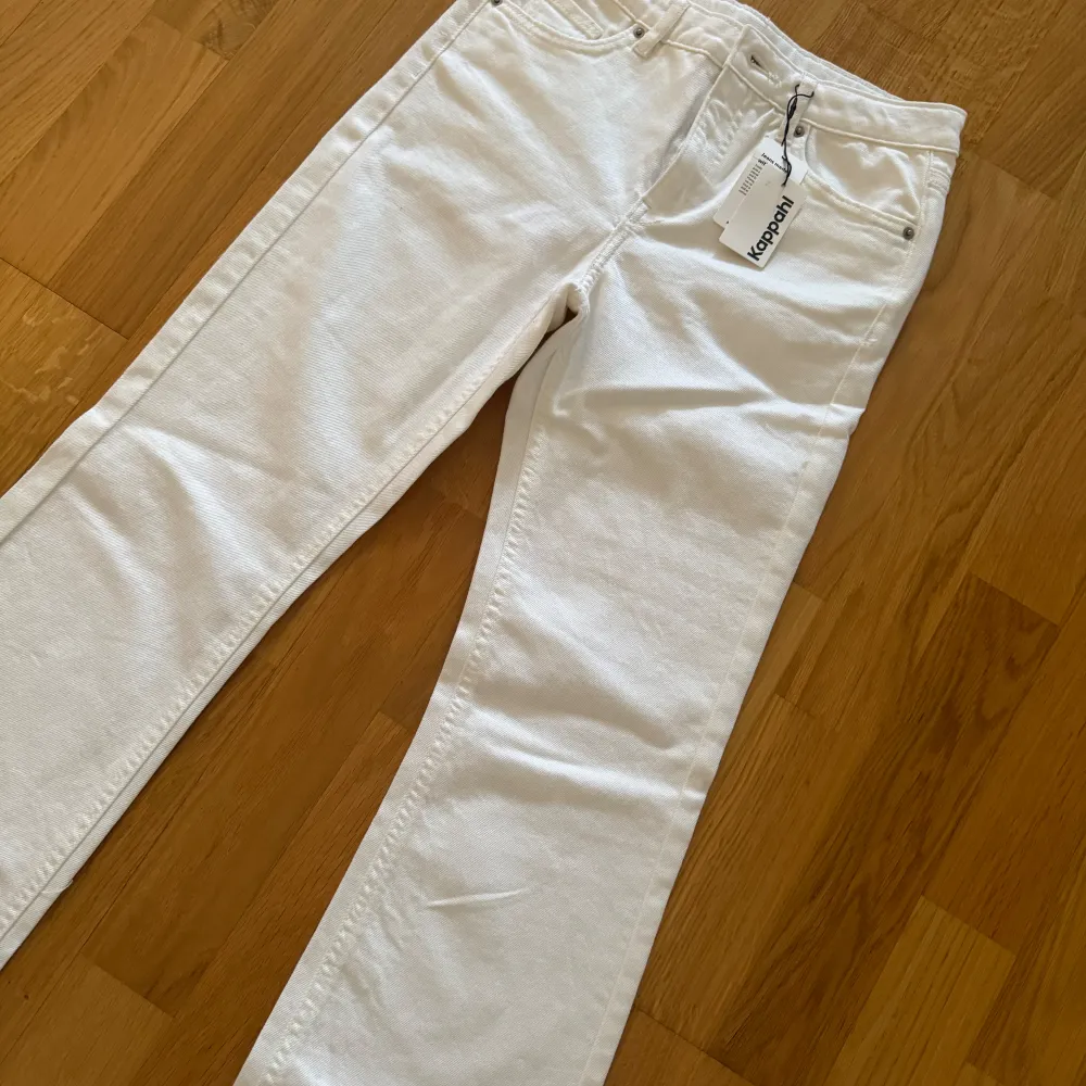 Jätte fina vita jeans 💕 aldrig använda har till o med prislappen kvar, helt nya. säljer pga att de är för långa ❣️. Jeans & Byxor.