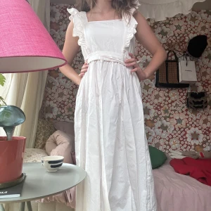 Super fin sommarklänning!!☀️💗💗 - Super fin klänning ifrån hm som är i nyskick!! Om man tycker den är för lång finns det möjlighet att klippa av en del av klänningen för att göra den kort!!❤️❤️