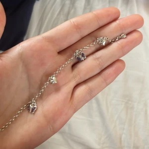 Äkta Silverarmband  - Säljer detta då jag inte använder det längre. Det är i äkta silver. Som ni ser på bild 3 och 4 så har diamanterna på fjärilarna åkt av, därav priset😊