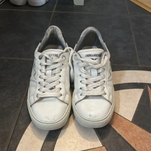 Zadig skot - Säljer mina Zadig&Voltaire skor😇Jag använder inte dom längre och känns tråkigt att dom bara ligger hemma,nypris ca 3000kr beställde dom från Zalando för ett år sedan , använt dom mycket då man kan se det💕skit bra nu till skolstart