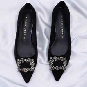 Eleganta svarta ballerina skor med spetsig tå och strass detaljer. Helt nya och aldrig använda, säljer då skorna tyvärr är för stora för mig. Produktmått: Fotomkrets: 21,5 cm Fotlängd: 23,5 cm och klacken är 3 cm hög. 