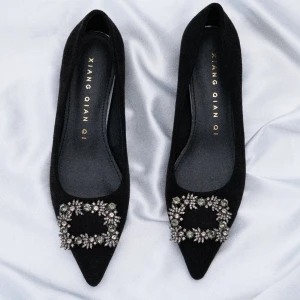 Black Point Toe Flats Rhinestone Decor Shoes - Eleganta svarta ballerina skor med spetsig tå och strass detaljer. Helt nya och aldrig använda, säljer då skorna tyvärr är för stora för mig. Produktmått: Fotomkrets: 21,5 cm Fotlängd: 23,5 cm och klacken är 3 cm hög. 
