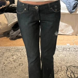 Low waist jeans - Långa i benen  Passar S Köpta på vinted  Skriv om du vill ha fler bilder eller undrar nått😊
