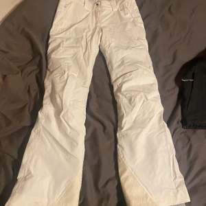 Salomon vita skidbyxor dam - Vita skidbyxor dam från Salomon, storlek Small, nypris cirka 1500. Använda fåtal gånger men säljer då jag växt ur dem. Har några små fläckar, syns inte jättetydligt men skriv så skickar jag bilder på de. 