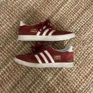 Röda adidas Gazelle skor - Så fina poppis röda Gazelle adidas sneakers, storlek 37! 