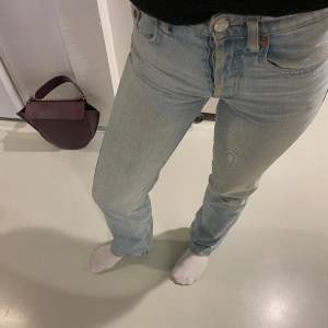 Väldigt ljusblå jeans från zara, väl använda men i fint skick. Midwaist, är 165 cm🫶 storlek 32
