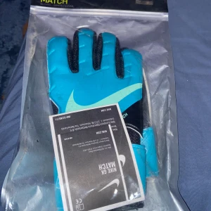 Fotbollshandskar  - Helt nya oöppnade fotbollshandskar. Fick dem som present 