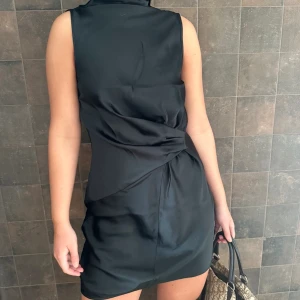 Svart klänning med öppen rygg - Säljer min svarta NA-KD klänning med öppen rygg i satin🌚 