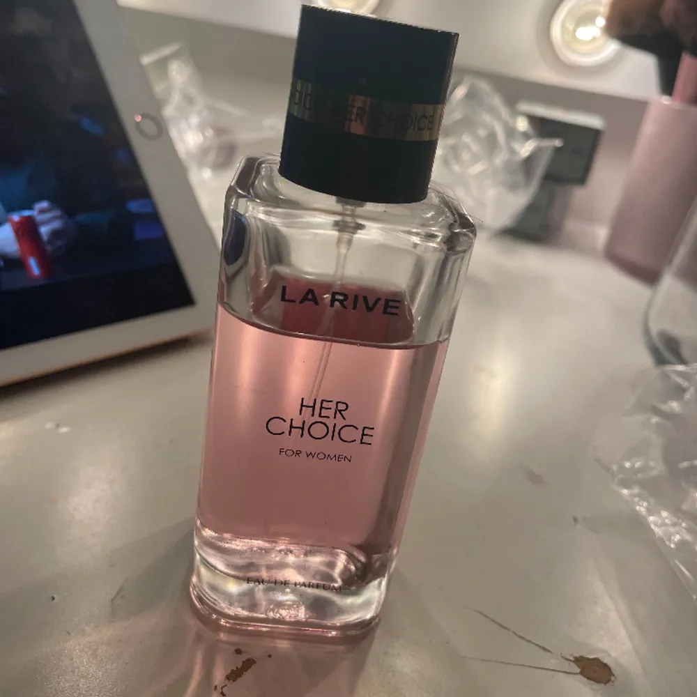 Säljer denna parfym som är ursprungligen 100ml men skulle uppskatta att det är 75ml i nuläget. Dupe på MyWay. Accessoarer.