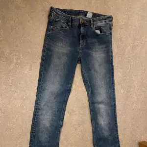 Lågmidjade utsvängda jeans i storlek 38. Säljer pga jag inte använder dem. Inga slitage. 