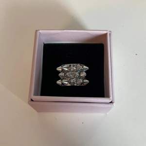 Säljer min ring från Edblad i silver! Kontakta vid intresse eller andra frågor💕