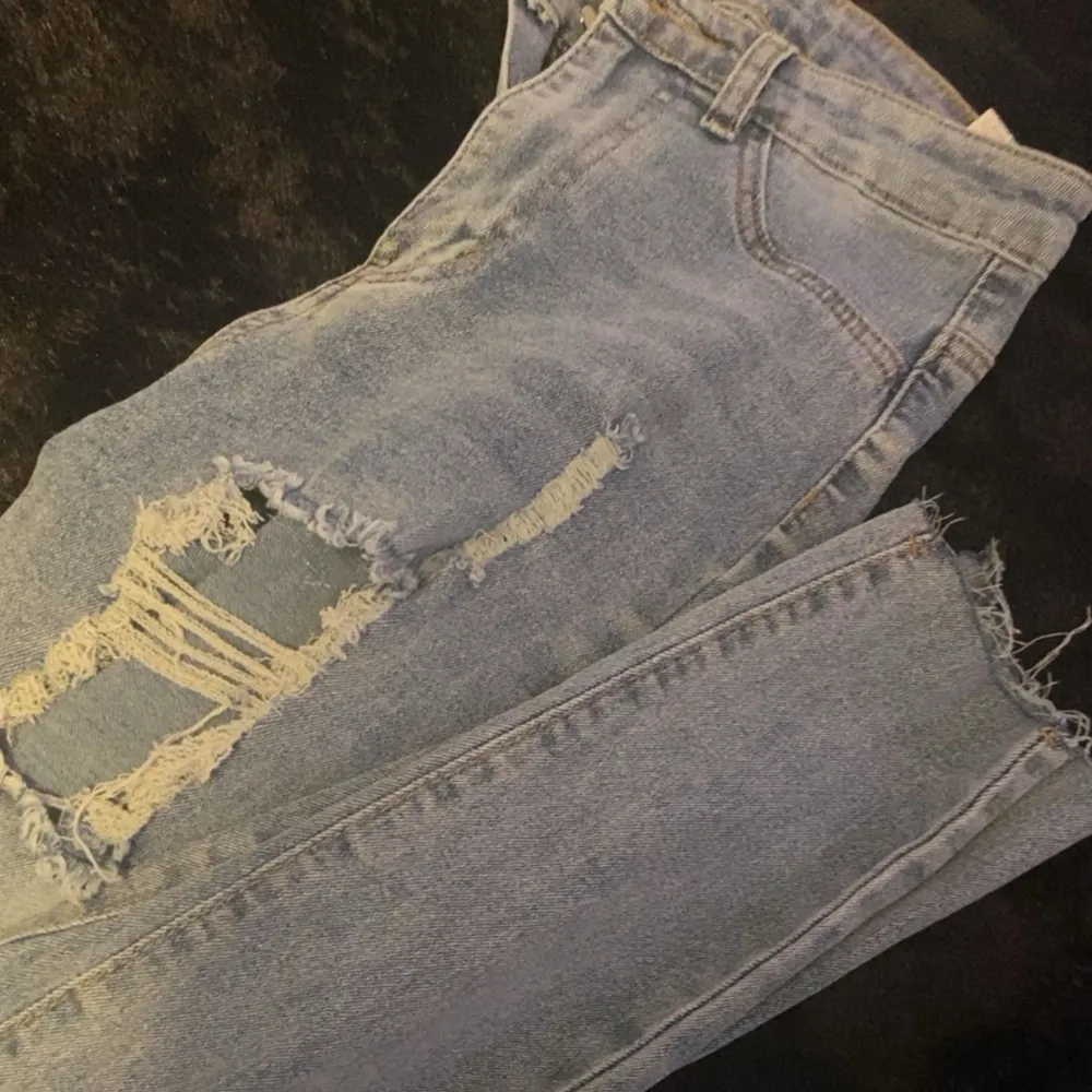 ljus blåa hål jeans sitter bra vid lår🤍 (skinny jeans) säljer då de inte var min grej så de kommer inte till användning och sitter inte bra i rumpan på mig 🩷. Jeans & Byxor.