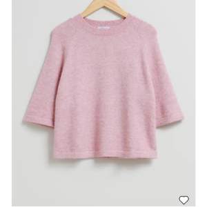 INTRESSEKOLL!!! Intressekoll på denhär trendiga stickad t shirten från other stories. Tror inte att den säljs längre i den färgen på hemsidan.🤍🤍🔥
