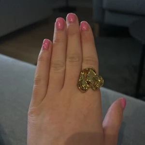 Guld ring 💕 - Säljer då jag använder silver nu 💕 Ord pris. 449  Köparen står för frakten 🩷 Tror de e M eller L på ringen då den e lite stor för mig 