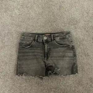 Shorts, midwaist, storlek M men känns som xs/s