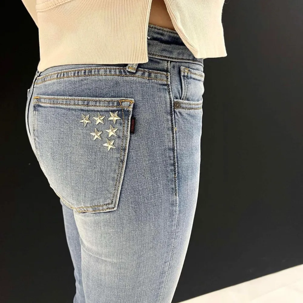 Ljusblå Crocker jeans nörd medelhög midja❣️  Storlek 34 (27/32) Modell 164 cm. Jeans & Byxor.