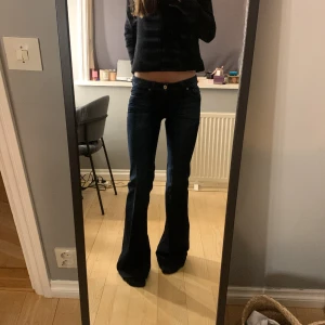 As snygga lågmidjade bootcut jeans - Säljer de här blåa lågmidjade bootcut jeansen från. Innerbenslängen:87cm och midjemåttet rakt över:36cm. 290 kr+frakt. Tryck ej på köp nu!❤️