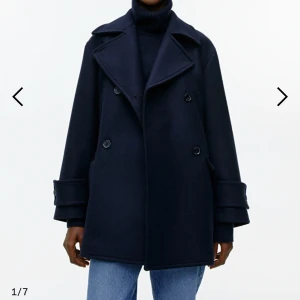 Arket jacka - Säljer min blå coat från Arket, varan är slutsåld på hemsidan. Väldigt fint skick & bra kvalitet. Varm och funkar som vår/höst/vinter jacka. Fungerar också utmärkt under en kylig sommarkväll. Nypris 2790kr säljes för 2500kr. 