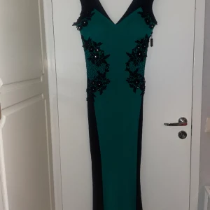 Balklänning - En klänning som passar perfekt till balen. Den är använd endast en gång. Köpt utomlands. Kan mötas upp och fraktas 