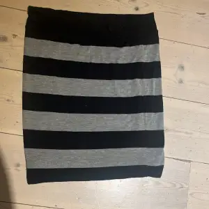 TRYCK INTE PÅ KÖP NU en jätte fin randig mini kjol från märket fishbone i jätte fint skick!🩷 kjolen kan enkelt vikas ner och passar mellan Strlk S-XXL eftersom den är stretchiga! Tar bara Swish och köparen står för frakten 🩷pris kan diskuteras 