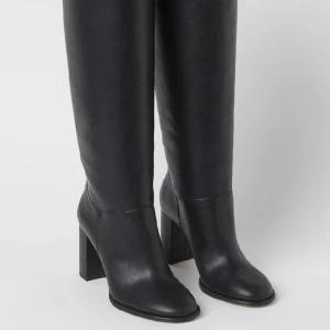 Höga boots från H&M - Knappt använda, förutom att lädret har veckat sig lite så är dom i vådligt bra skick! Obs inget som syns när man har på sig skorna 😊   Klackhöjd 8 cm 